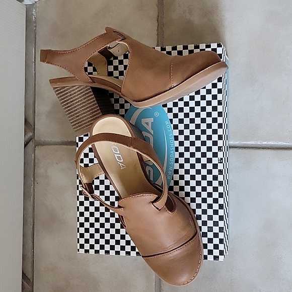 Tan Block Heel Shoe - Picture 2 of 2